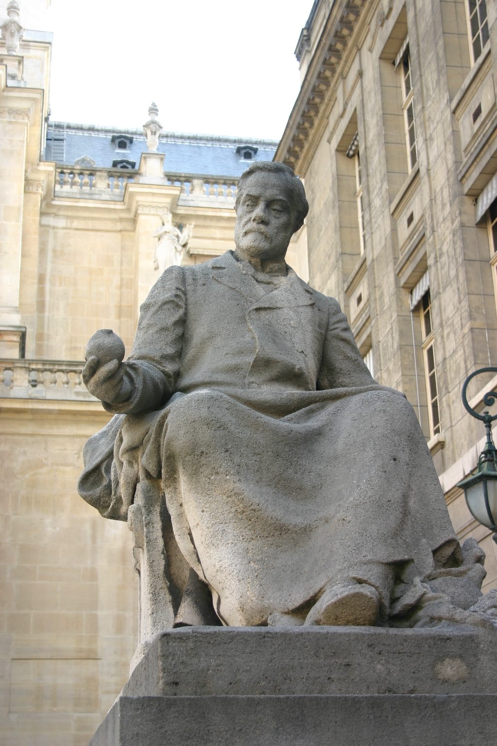 Louis%20Pasteur%27s%20monument%2C%20La%20Sorbonne%2C%20Paris%20%283%29.JPG